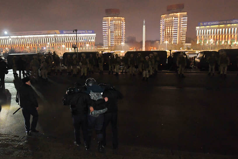 Сотруднику казахстанских правоохранительных органов помогают возле мэрии. Алматы