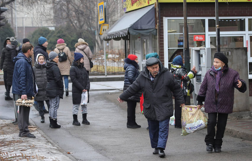 Люди на улице Алматы возле банкомата