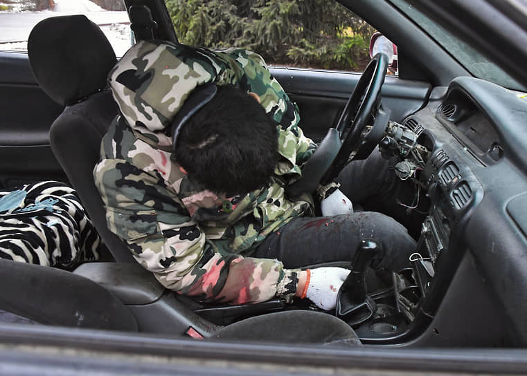 Убитый водитель автомобиля в камуфляжной форме в Алматы