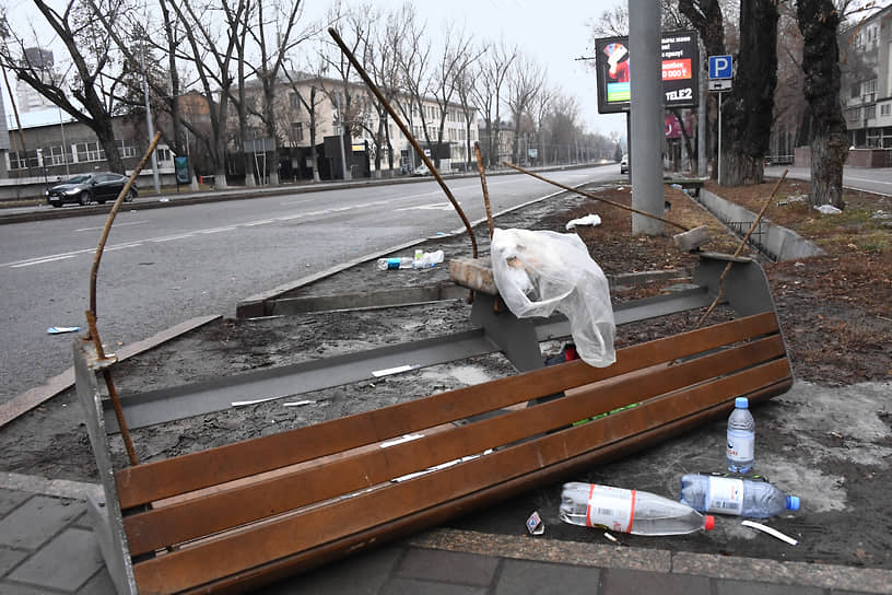 Перевернутая скамейка на улице Алматы