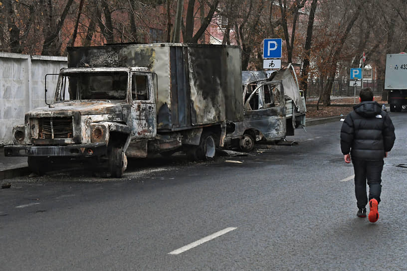 Сожженные в ходе протестов грузовики