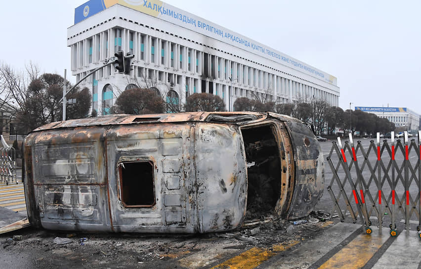 Сожженный в ходе протестов в Алматы автобус в районе площади Республики