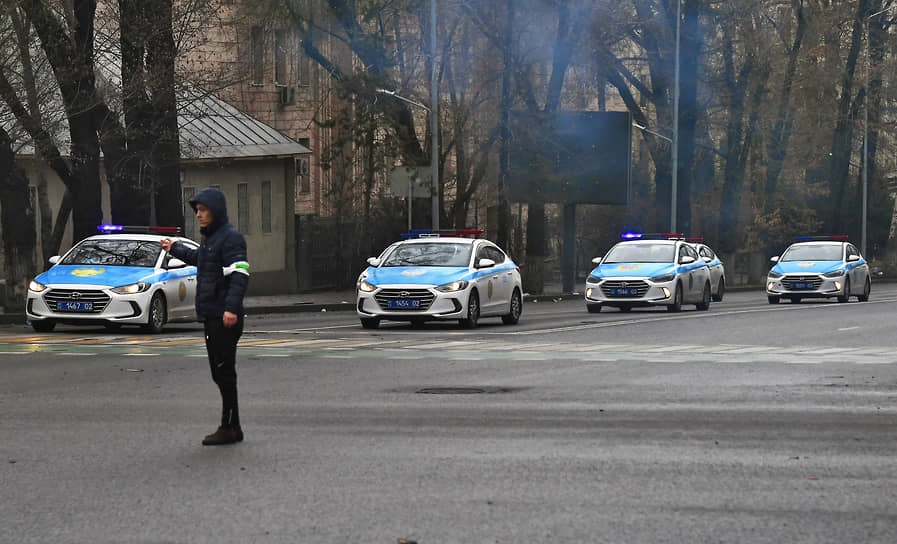 Колонна автомобилей полиции на улице города