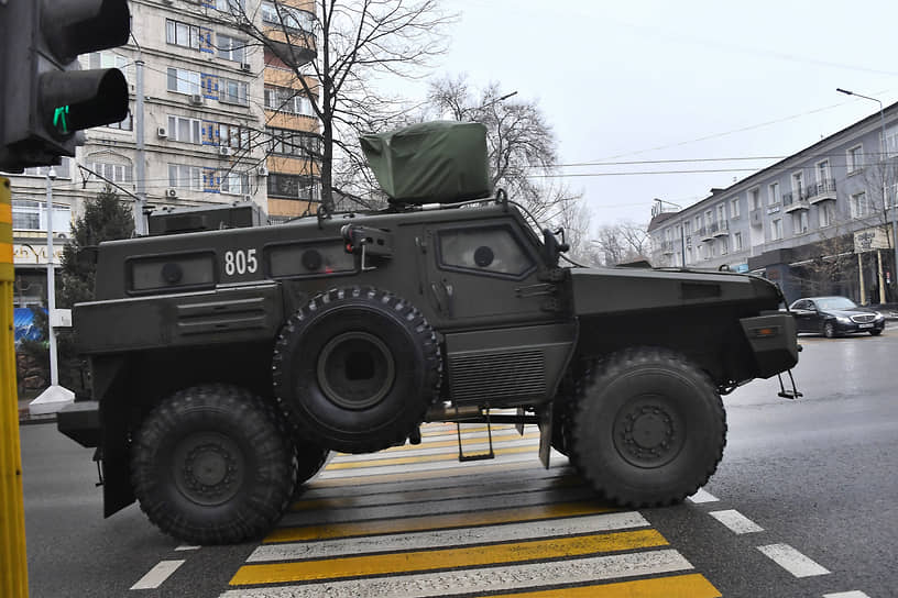 Военный автомобиль на улице города