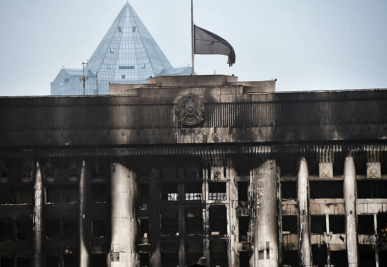 Сгоревшее здание городской администрации. Черный флаг приспущен в знак траура по погибшим во время протестов