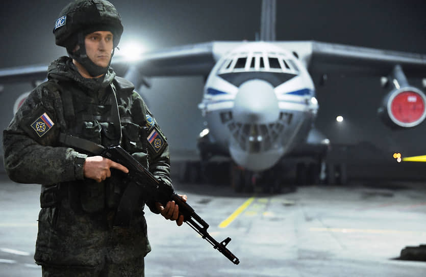 Российский военнослужащий контингента миротворческих сил ОДКБ во время дежурства на взлетном поле аэропорта