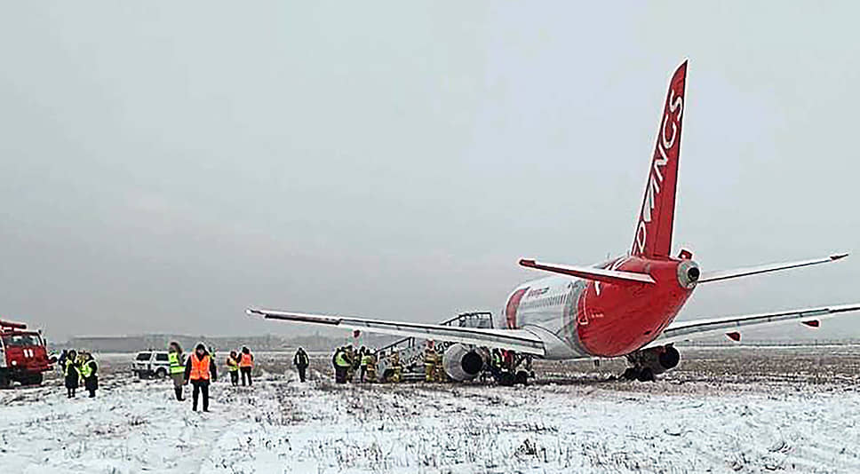Выкатившийся за пределы ВПП самолет Sukhoi Superjet 100 авиакомпании Red Wings
