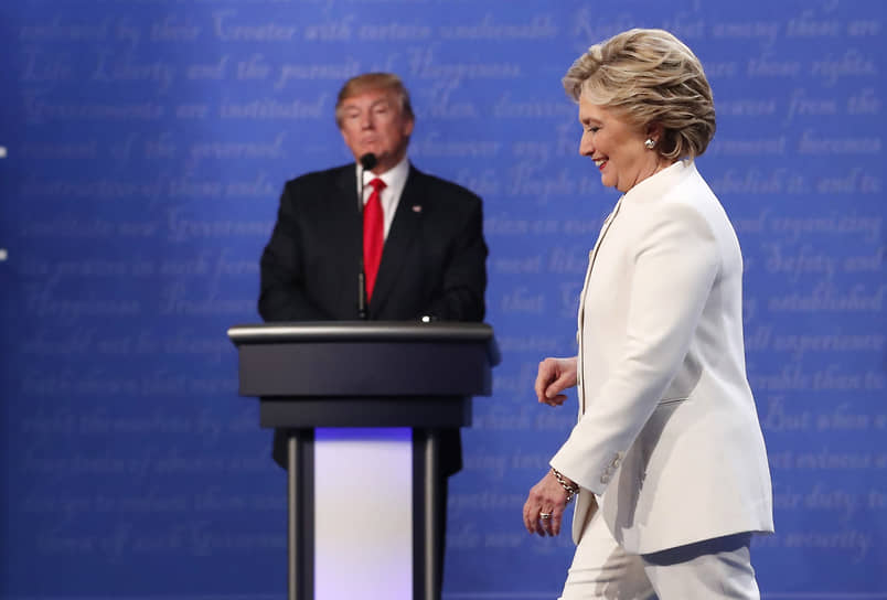 Дональд Трамп и Хиллари Клинтон во время президентских дебатов в 2016 году
