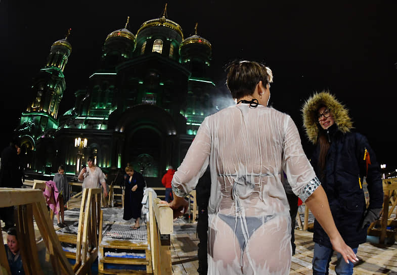 Крещенские купания в купелях у собора Воскресения Христова — главного храма вооруженных сил России 