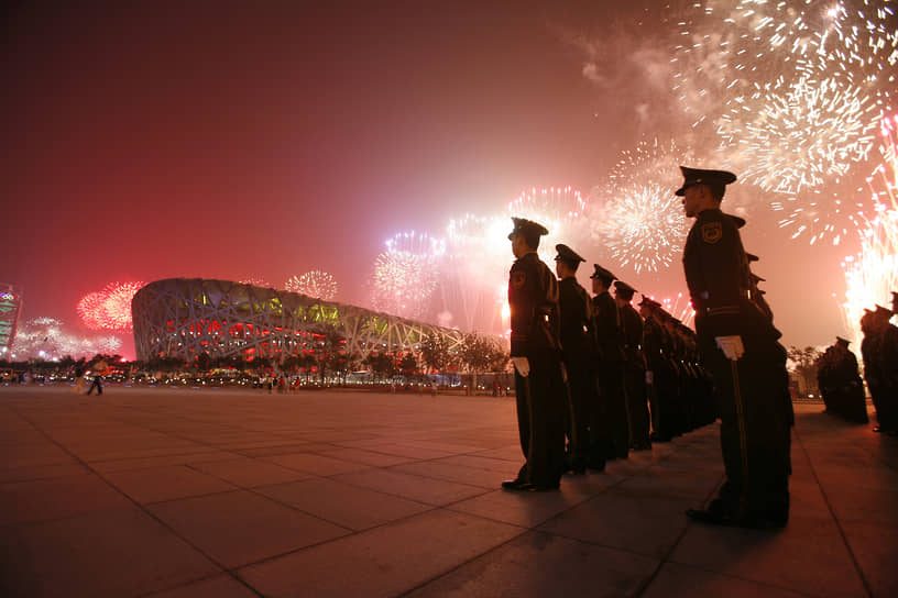 &lt;b>Пекинский национальный стадион&lt;/b> 
&lt;br>Из-за уникального дизайна его называют «Птичьим гнездом». На нем проходили церемонии открытия и закрытия Олимпийских игр 2008 года, соревнования по легкой атлетике и финал футбольного турнира. На Олимпиаде в этом году на стадионе не будут проводиться соревнования, он примет лишь торжественные церемонии
&lt;br>Вместимость: 91 тыс. чел.
