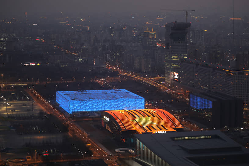 &lt;b>Пекинский национальный плавательный комплекс&lt;/b>
&lt;br>Из-за дизайна, напоминающего коробку, комплекс получил название «Водяной куб». Был построен к Играм-2008. Тогда здесь проходили соревнования по плаванию. Во время зимней Олимпиады название комплекса заменено на «Ледяной куб» — в нем пройдут соревнования по керлингу
&lt;br>Вместимость: 17 тыс. чел.