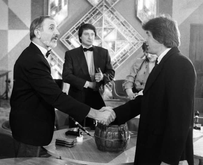 Драматург Виктор Мережко (слева) и актеры Леонид Ярмольник (справа) и Вениамин Смехов (в центре) участвуют в съемке передачи «Кинопанорама», 1990 год
