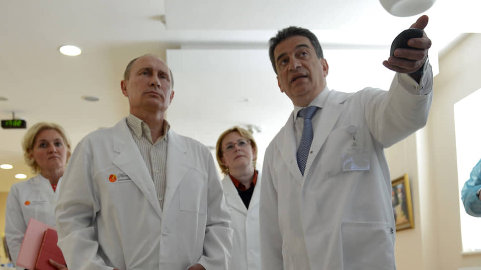 Владимир Путин вместе с Ольгой Голодец и Вероникой Скворцовой в гостях у Марка Курцера в госпитале, расположенном в Лапино