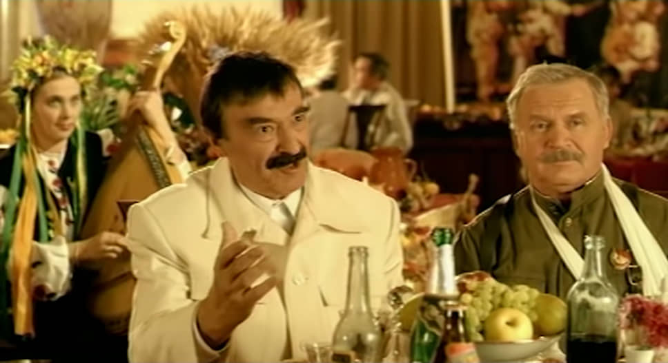 В ХХI веке в роли Василия Чапаева на экране появился актер Сергей Никоненко (справа) в фильме 2006 года «Парк советского периода» режиссера Юлия Гусмана