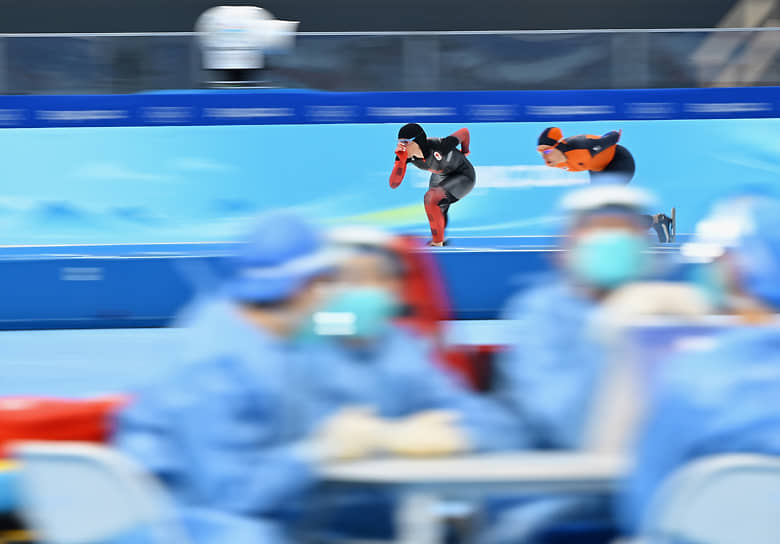 Соревнование на дистанции 1500 метров среди женщин по конькобежному спорту
