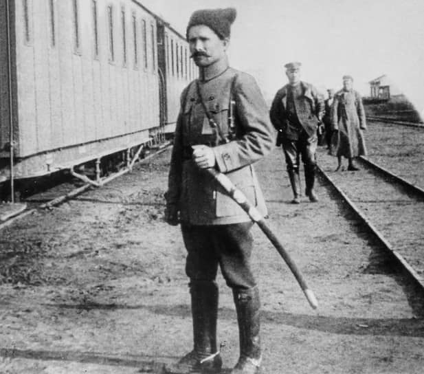 Одна из редких фотографий героя Гражданской войны, начальника дивизии Красной армии Василия Чапаева, сделанная в год его гибели (1919)
