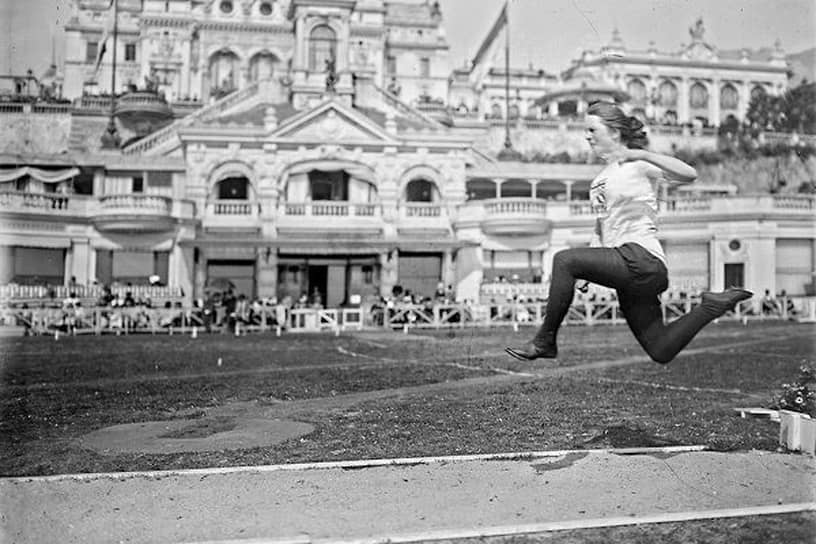 Мэри Лайнс из Великобритании завоевала в 1921 году в Монте-Карло пять золотых медалей (прыжки в длину, бег на 60 и на 250 метров, эстафета 4х75 и 4х175 метров)