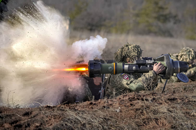 Донецкая область. Украинский военный стреляет из противотанкового ракетного комплекса во время учений 