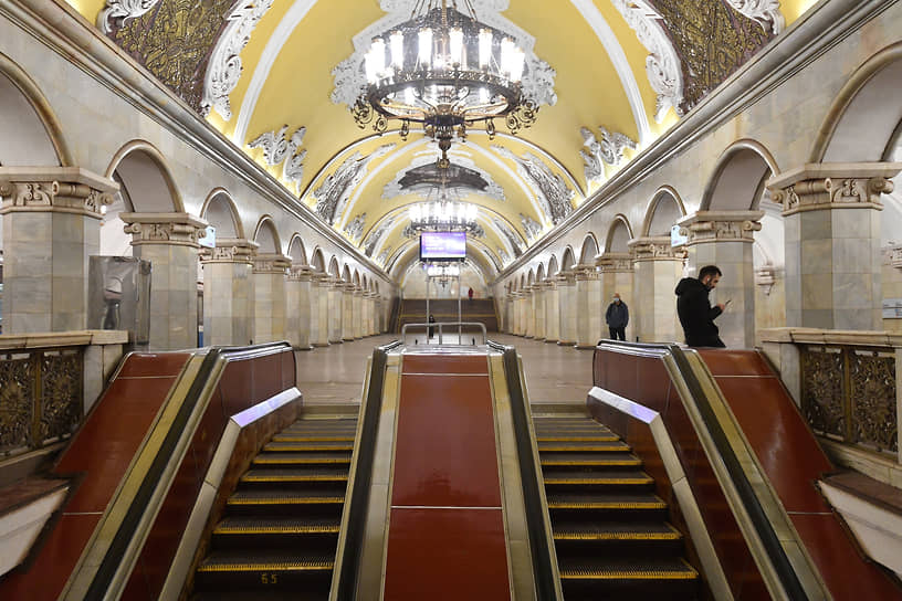 15 апреля 2012 года в Москве на станции метро «Комсомольская» Кольцевой линии произошло внезапное ускорение, а потом остановка эскалатора на спуск. Люди падали со ступеней — на каменный пол и друг на друга. Десять человек получили различные травмы, двое были госпитализированы с сотрясением мозга и переломом позвоночника. Причиной ЧП стали нарушения при проведении ремонтных работ