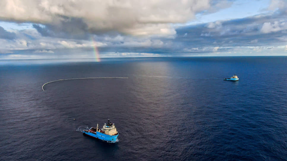 Система очистки океана второго поколения, созданная The Ocean Cleanup, за работой 