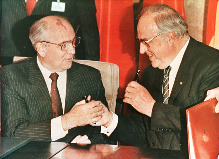 Президент СССР Михаил Горбачев (слева) и канцлер Германии Гельмут Коль во время встречи в Бонне в 1990 году