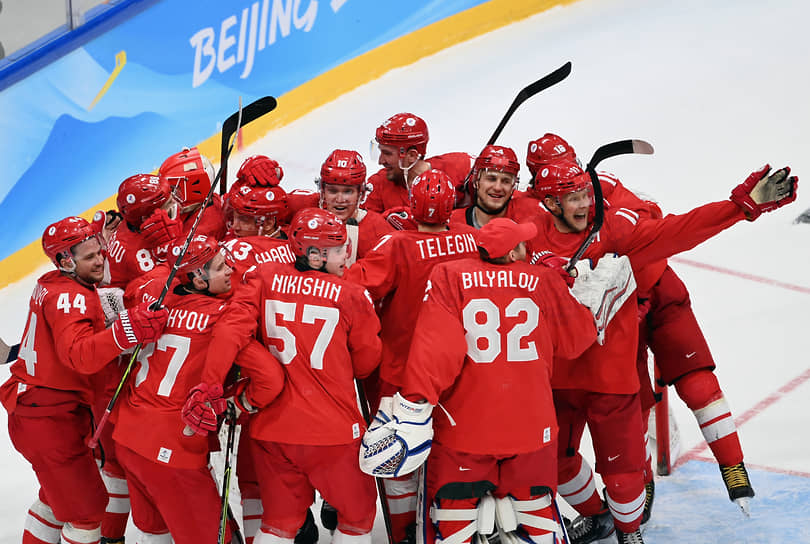 Российские хоккеисты отмечают победу над сборной Швеции в полуфинале Олимпиады