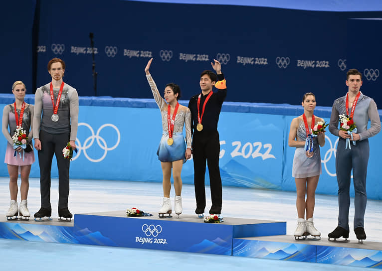 Слева направо: Евгения Тарасова и Владимир Морозов, Вэньцзин Суй и Хань Цун, Анастасия Мишина и Александр Галлямов 
