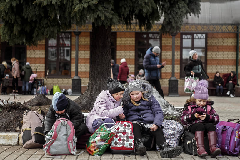 После объявления об эвакуации в Донецке образовались пробки, очереди у банкоматов и на заправках