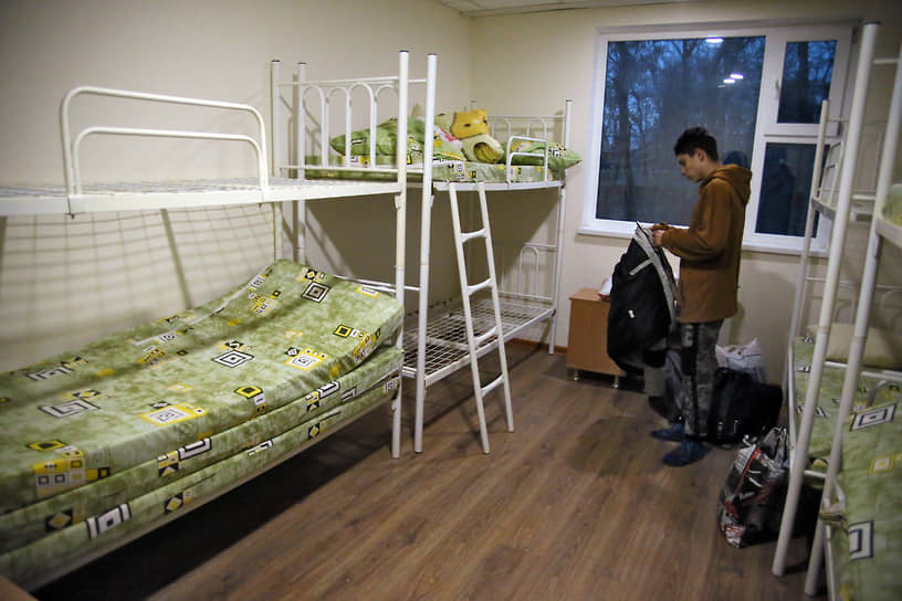 Всего на выплаты эвакуированным жителям самопровозглашенных республик было выделено 5 млрд руб.&lt;br>
На фото: подготовка спальных мест в лагере беженцев в Ростовской области