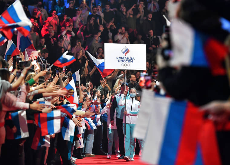 Президент Олимпийского комитета России Станислав Поздняков (в центре) во время церемонии