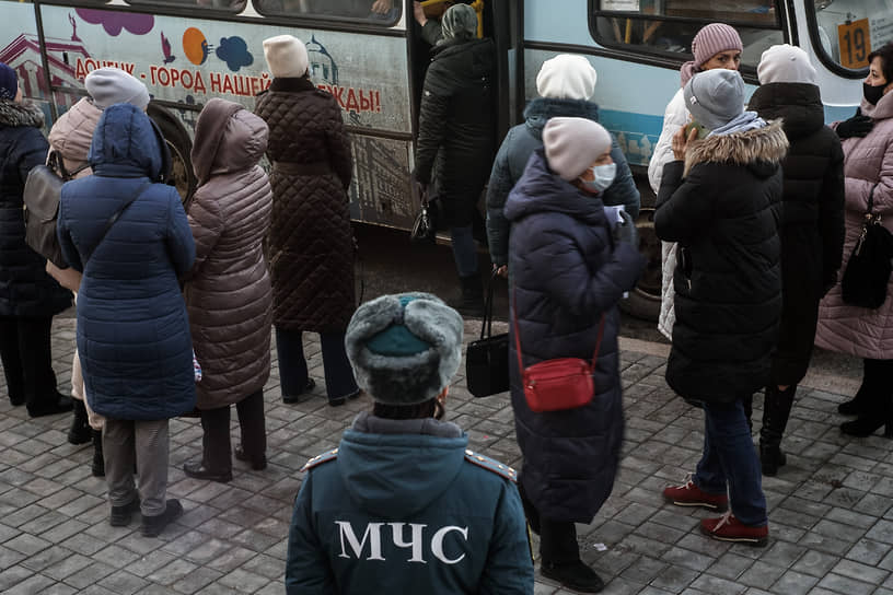 Граждане ДНР садятся в автобусы в Донецке
