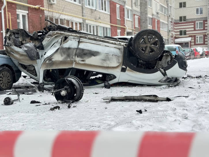 Перевернутый автомобиль после обстрела Белгорода