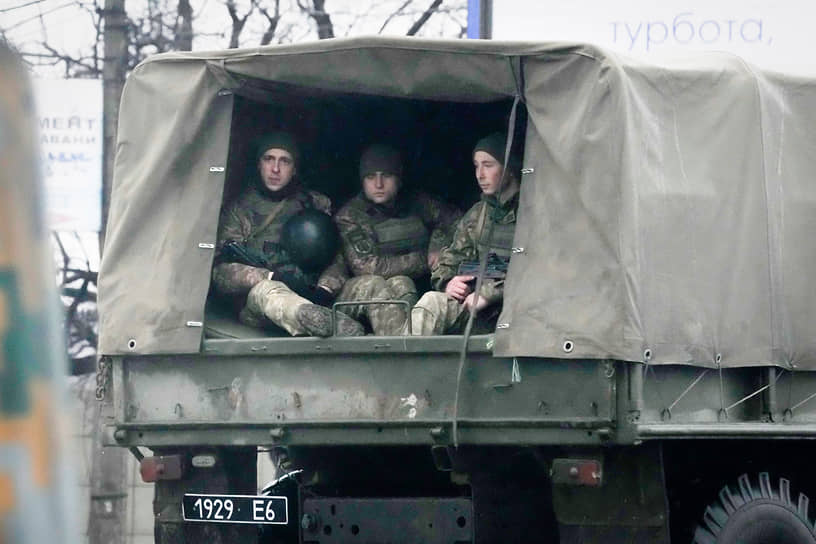 Украинские солдаты в грузовике в Мариуполе