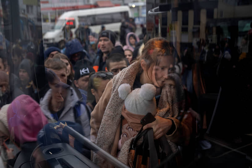 Женщина с ребенком садится в автобус, уезжающий из Киева
&lt;br>По словам Владимира Путина, цель спецоперации — «защита людей, которые на протяжении восьми лет подвергаются издевательствам, геноциду со стороны киевского режима»
