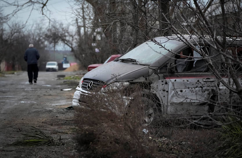 Обстрелянный автомобиль на обочине дороги в Мариуполе