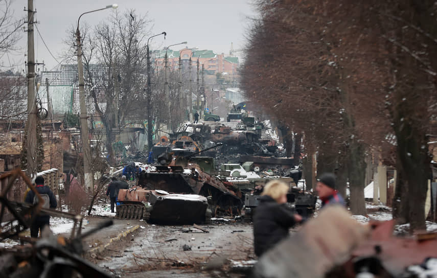 Сгоревшая военная техника на дороге в городе Буча недалеко от Киева