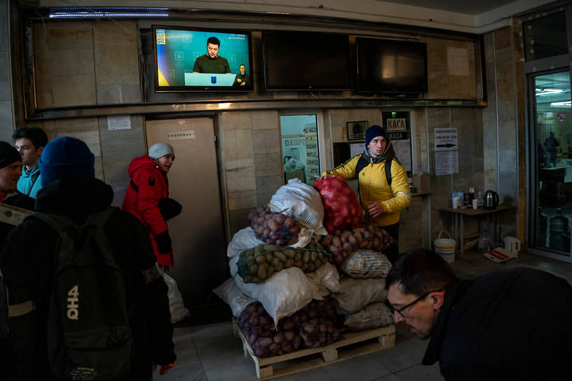 Украинские волонтеры сортируют продукты 