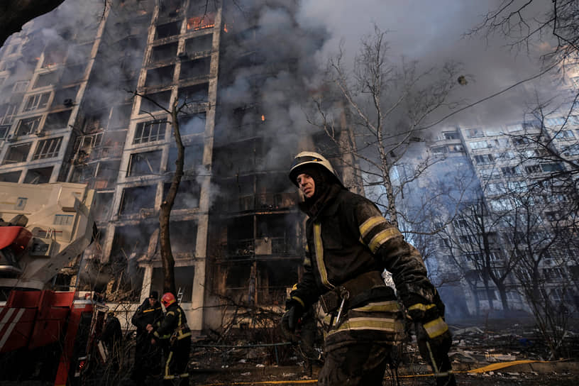 Пожарные на фоне разрушенного жилого дома в Киеве