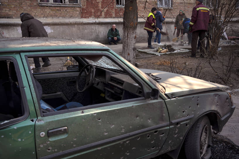 Улицу Киева убирают после обстрела