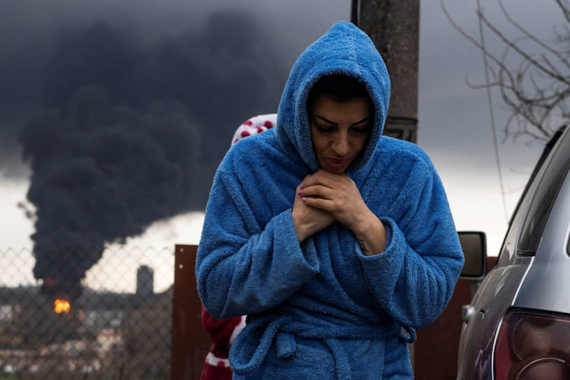 Женщина на фоне столба дыма в Одессе 