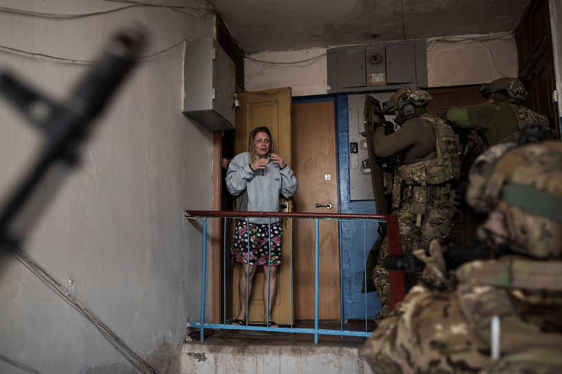 Военнослужащие СБУ проводят в Харькове операцию по задержанию подозреваемых в пособничестве России 