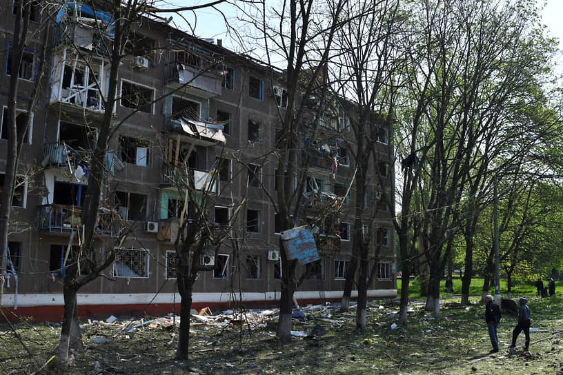 Мужчины проверяют разрушенный жилой дом в Краматорске