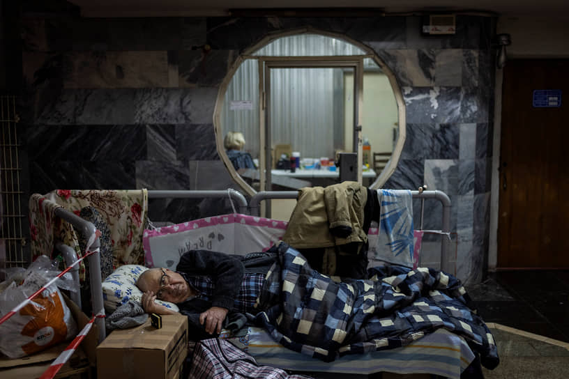 Пожилой мужчина отдыхает в харьковском метро, которое используется в качестве временного убежища