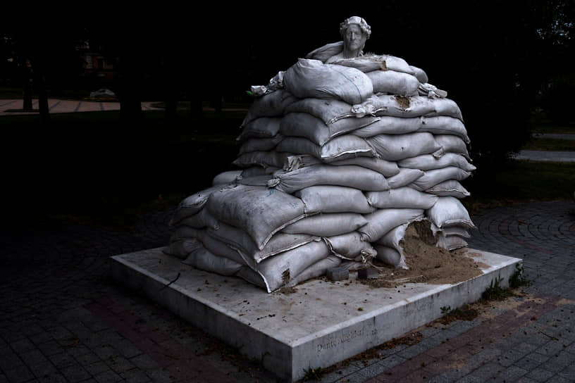 Скульптура итальянского поэта Данте Алигьери в Киеве огорожена мешками с песком 
