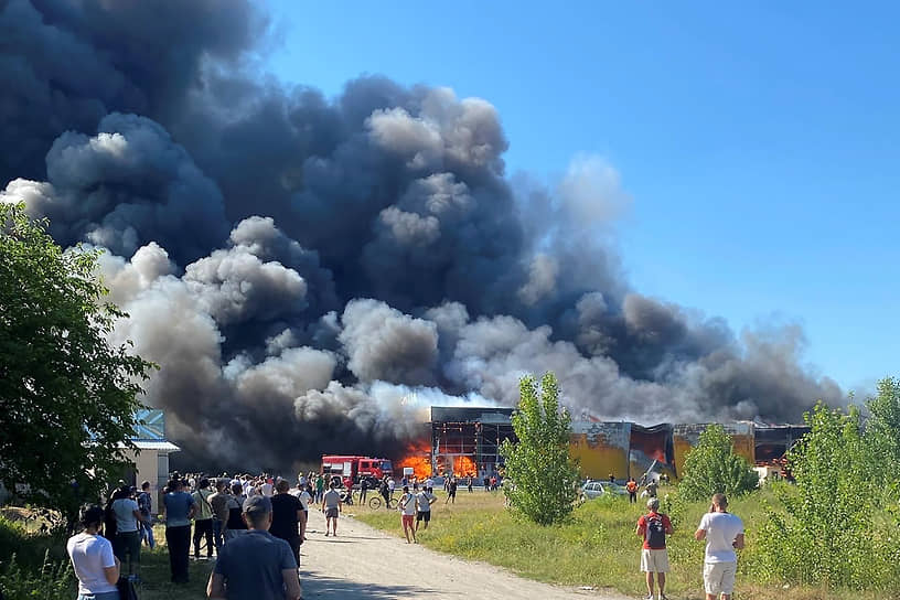 Горящий торговый центр «Амстор» после ракетного удара в украинском городе Кременчуг