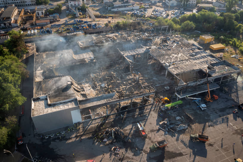 Сгоревший торговый центр «Амстор» в Кременчуге