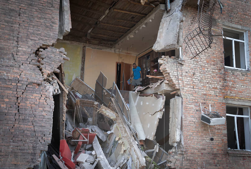Разрушенная в результате ракетного обстрела квартира в Бахмуте под Донецком