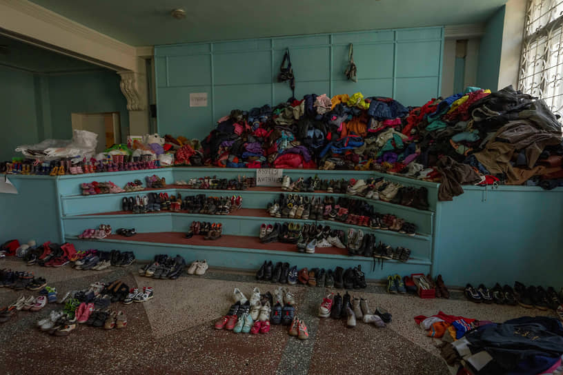 Одежда и обувь в пункте раздачи гуманитарной помощи в Краматорске