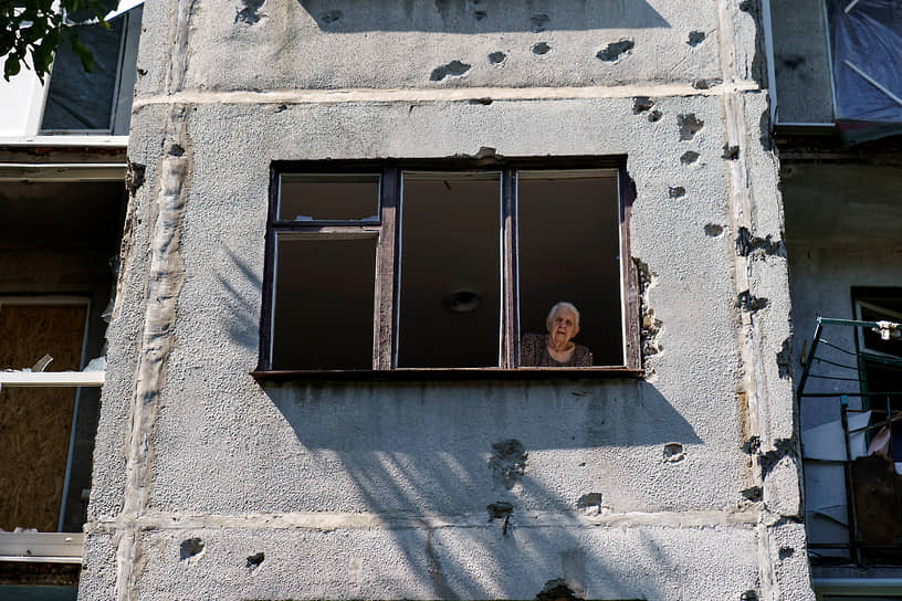 Пожилая женщина в поврежденном при обстреле жилом доме в Славянске под Донецком
