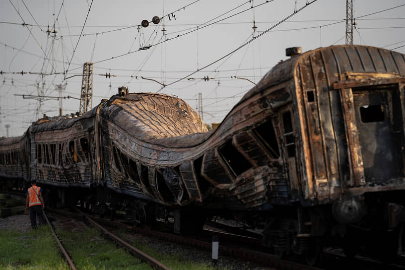 Сгоревший поезд в Чаплино в Днепропетровской области